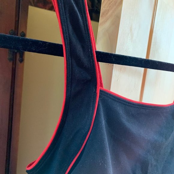 Swimsuit, size 8. TYR, 100 % Polyester, strech performance, Black and red. - Picture 5 of 10